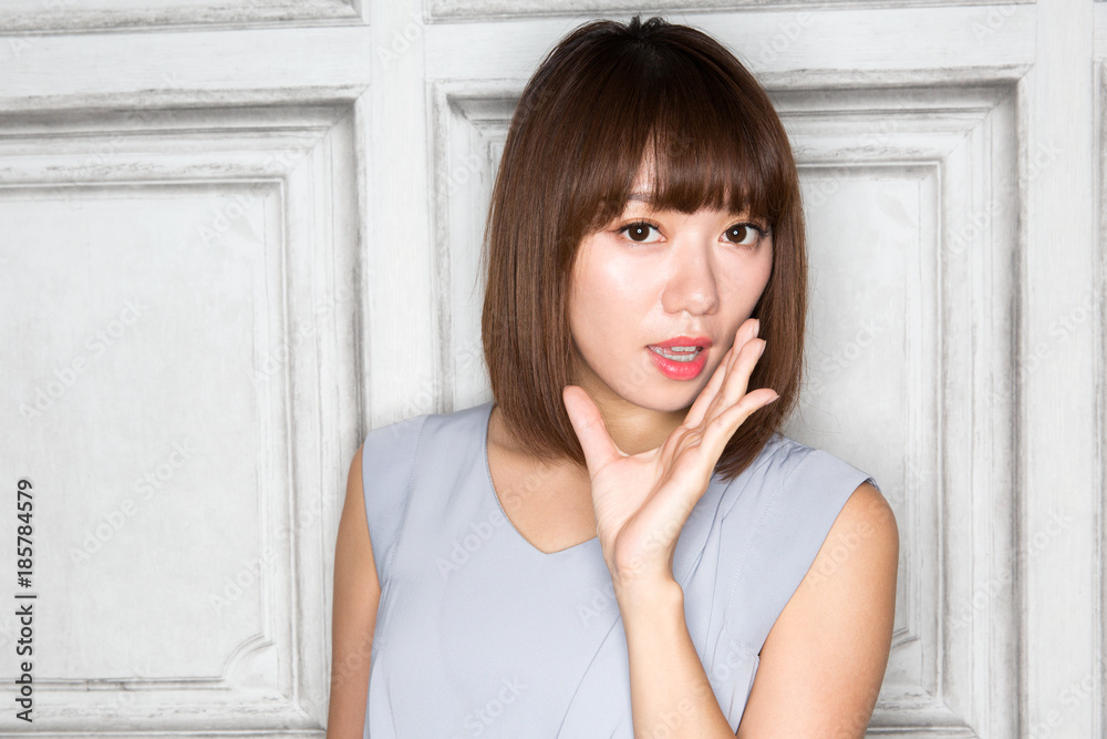 ささやく女性 ささやく女性