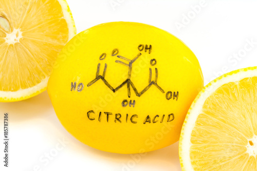 Foto structure of a citric acid molecule painted on lemon peel