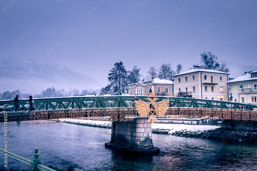 Φωτογραφία Warm lights and christmas decoration on the streets on a cold, snowy winter even