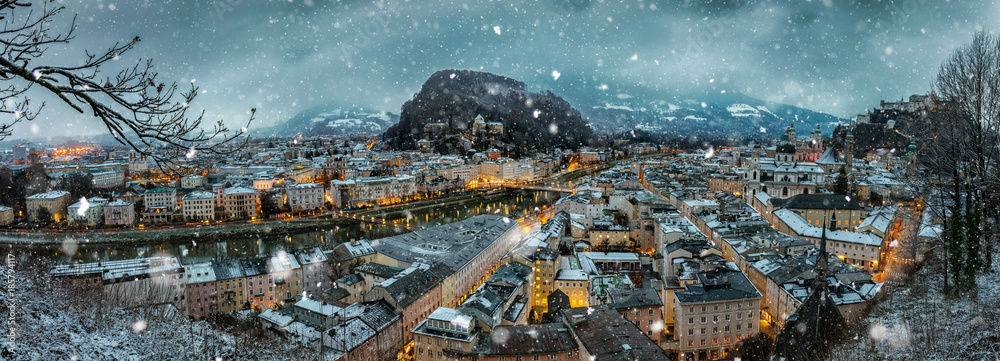 Fototapeta premium Zimowy Salzburg w Austrii wieczorem z opadami śniegu