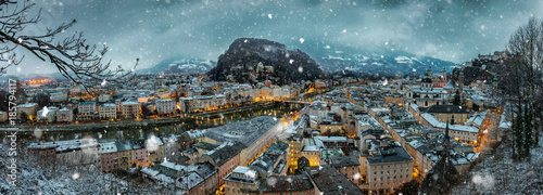 Das winterliche Salzburg in Österreich am Abend bei Schneefall