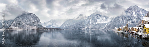 Panorama über das eingeschneite Hallstatt und den Hallstätter See im Winter