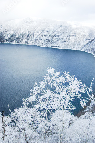 冬の摩周湖と樹氷（北海道）