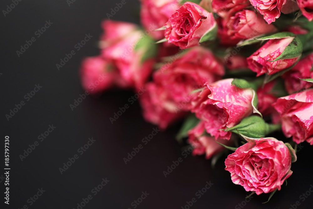 Obraz premium Bouquet of red roses on a black matte background