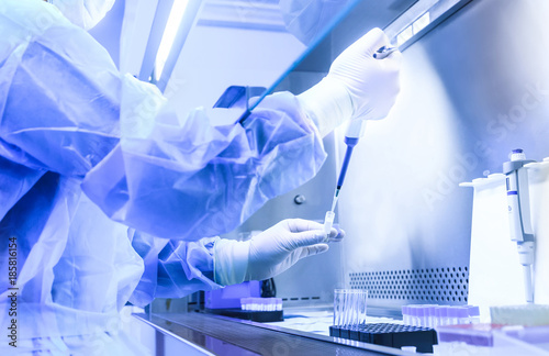 Foto The scientist experimented in the laboratory