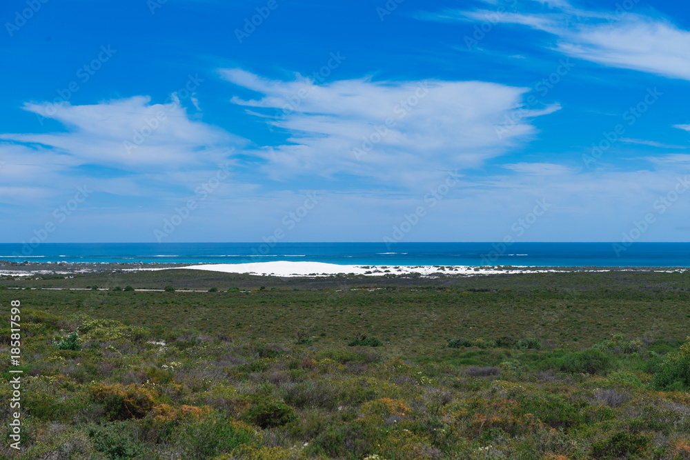 Blick über eine Küstenlandschaft mit Sanddüne und Meer im Hintergrund in West-Australien Blick über eine Küstenlandschaft mit Sanddüne und Meer im Hintergrund in West-Australien