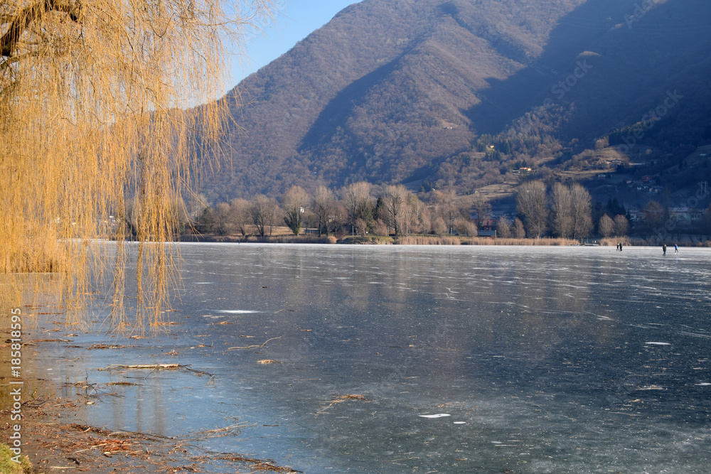 Φωτογραφία An entire lake completely frozen - Lake Endine - Bergamo - Italy 004