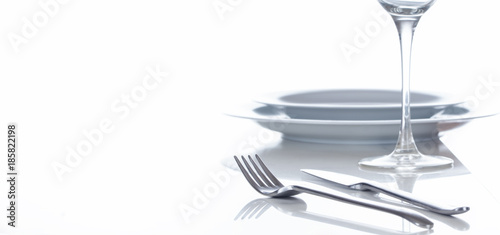 Kochen, Geschirr, Besteck, Messer und Gabel, Teller, Glas auf spiegelnder Tischplatte, Panorama, Hintergrund