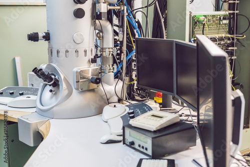 Foto transmission electron microscope in a scientific laboratory