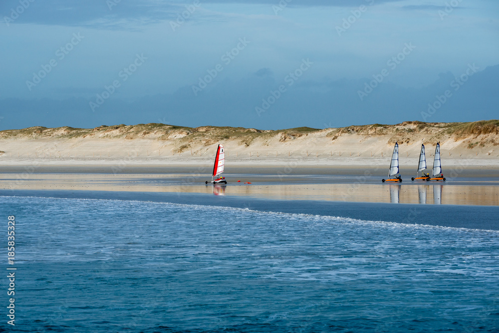 char à voile sur la plage de la torche en bretagne Photos | Adobe Stock