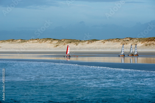 char à voile sur la plage de la torche en bretagne