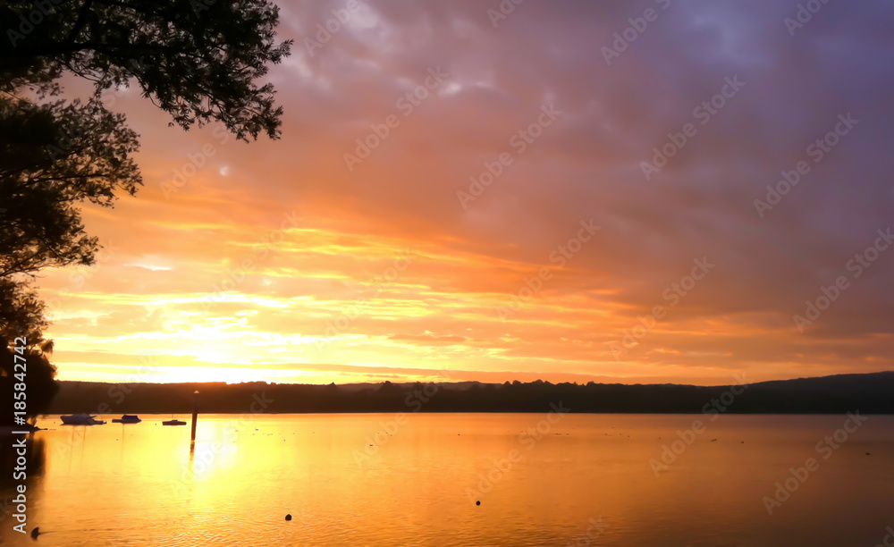 Schöner Sonnenaufgang am Starnberger See in hellen orangenen Farben