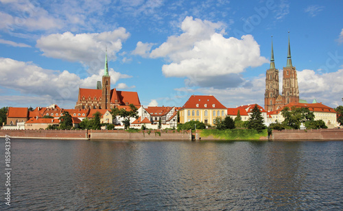 Catedral y río en Wroclaw, Polonia