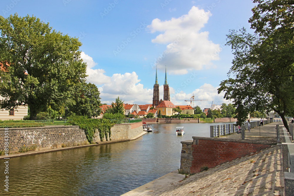 Obraz premium Paseo del río Oder, Wroclaw, Polonia