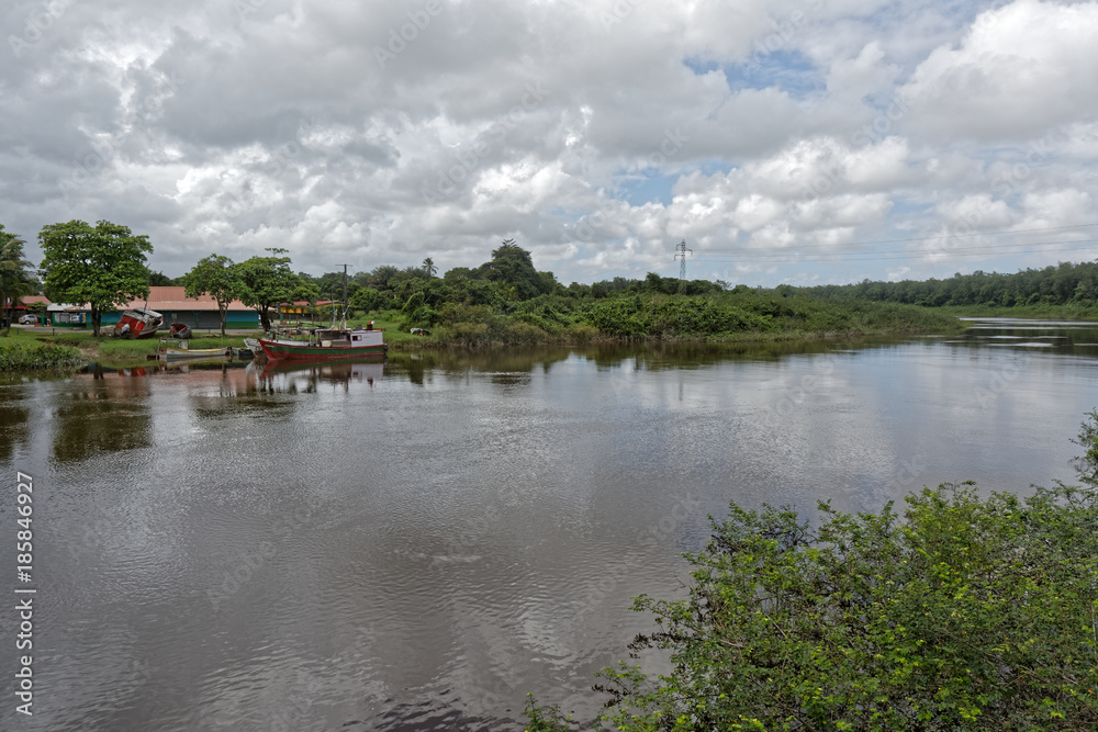 La petite commune d'Iracoubo et sa rivière dans l'ouest de la Guyane française