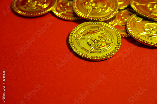 散らばったお宝　金貨、海賊の金貨、金のコイン