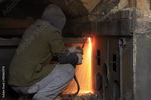 The workshop welder cuts metal值）