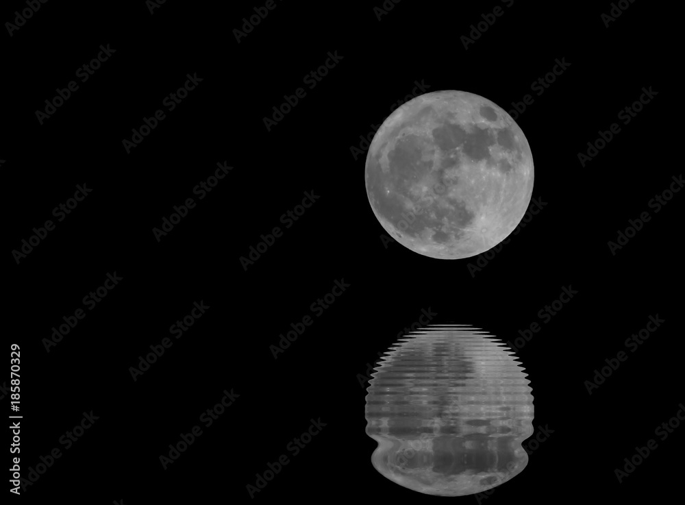 Obraz premium full moon and the reflection on the water at night