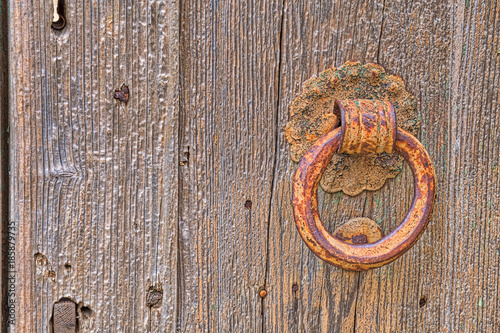 Fotografie Rusted iron ring handle
