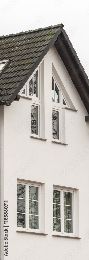 Weiße Fenster eines Hauses