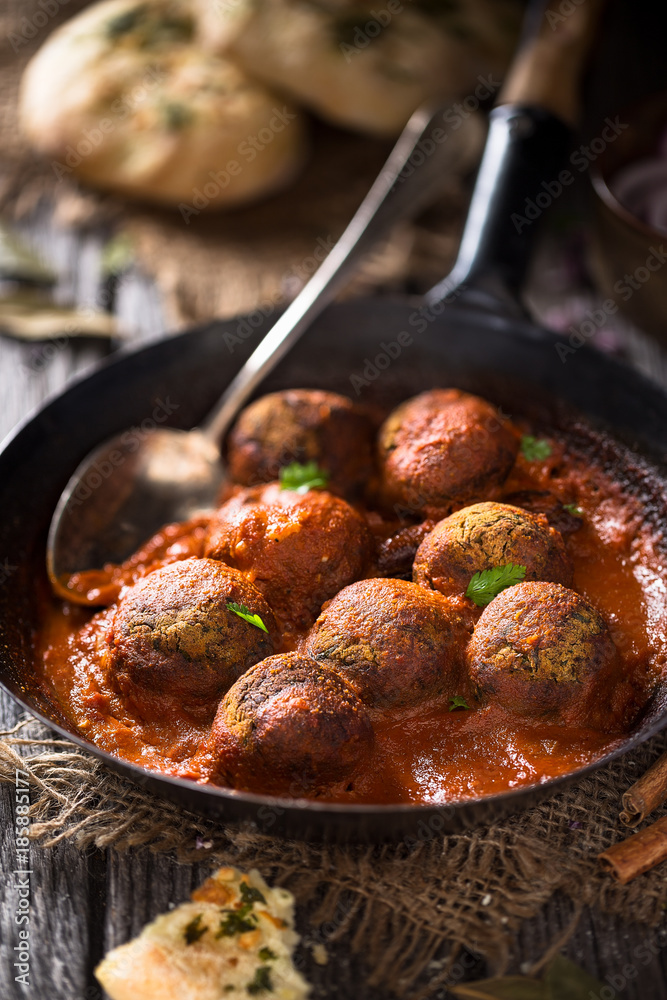 Délicieux kofta indien végétarien et sa sauce à la tomate et lait de coco Délicieux kofta indien végétarien et sa sauce à la tomate et lait de coco