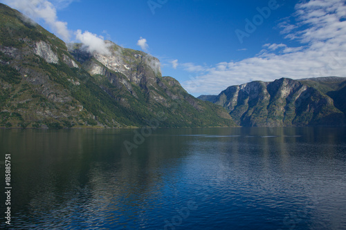 Fjord in Norwegen © ayanoo