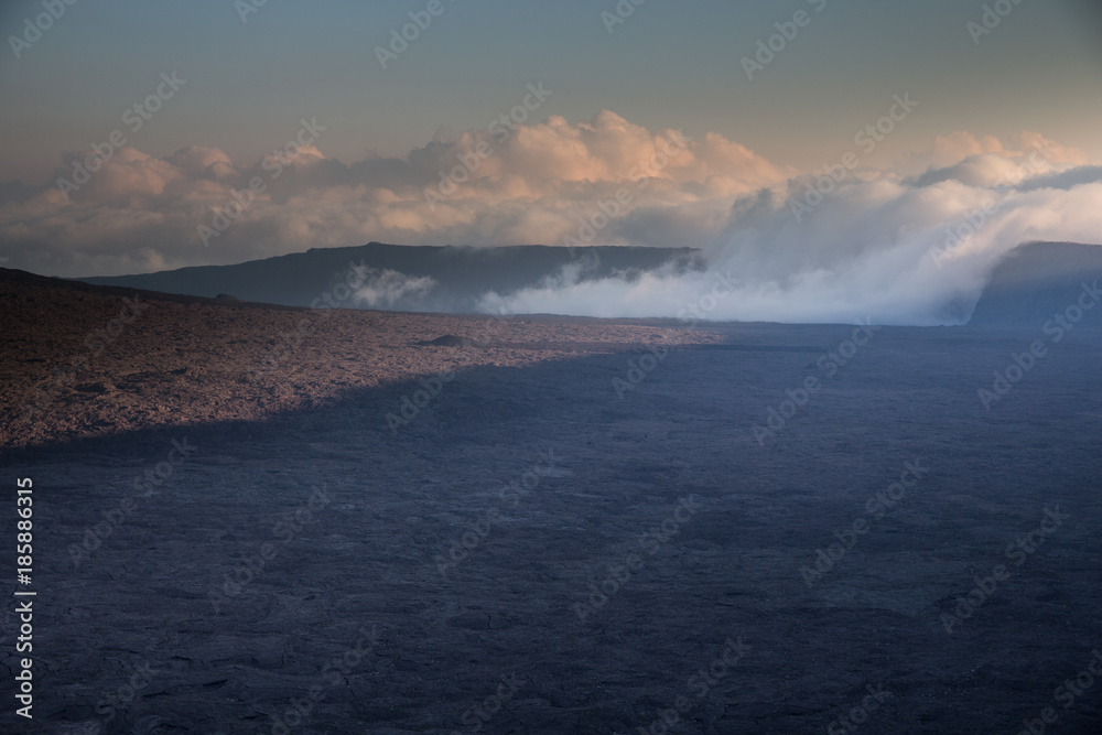 Nebel in Vulkankrater auf La Réunion