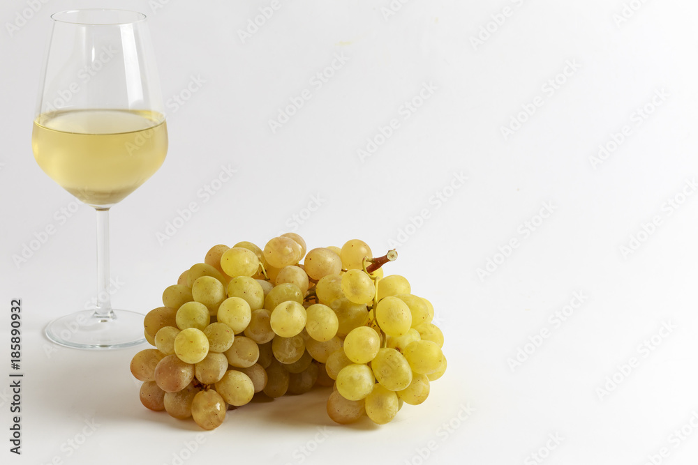 Grappolo di uva bianca con bicchiere di vino Grappolo di uva bianca con bicchiere di vino