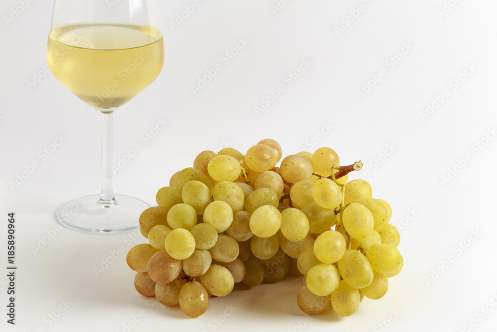 Grappolo di uva bianca con bicchiere di vino Grappolo di uva bianca con bicchiere di vino