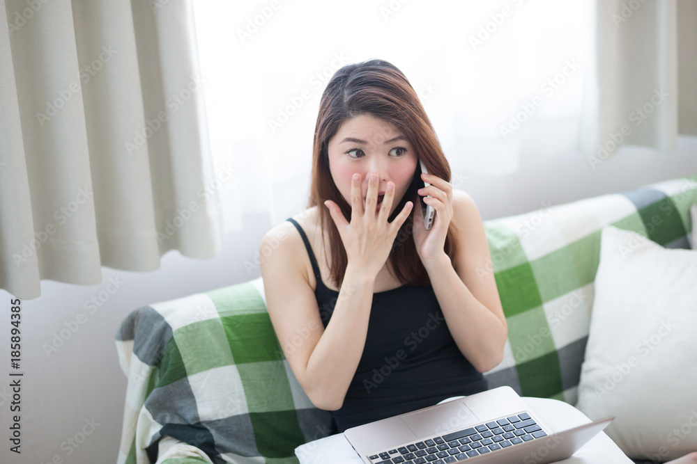 くつろぐ女性 くつろぐ女性