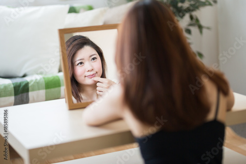 鏡を見る女性 Free Download 鏡を見る女性 - GFXLoad