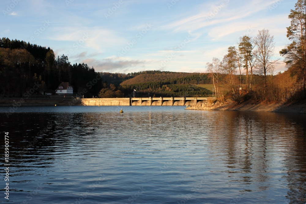 Die Staumauer am Diemelsee in Nordhessen
Die Staumauer am Diemelsee in Nordhessen