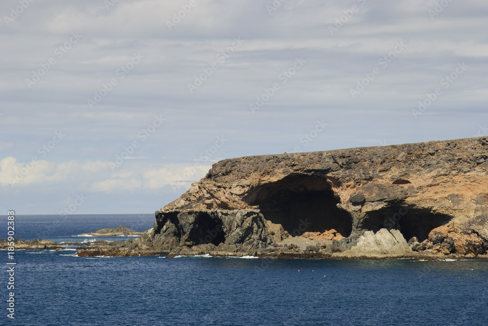 jaskinie w skałach na Fuerteventura (Wyspy Kanaryjskie)  - obrazy, fototapety, plakaty 