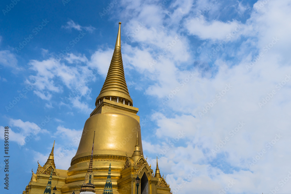Naklejka premium Temple is the landmark of bangkok province and blue sky