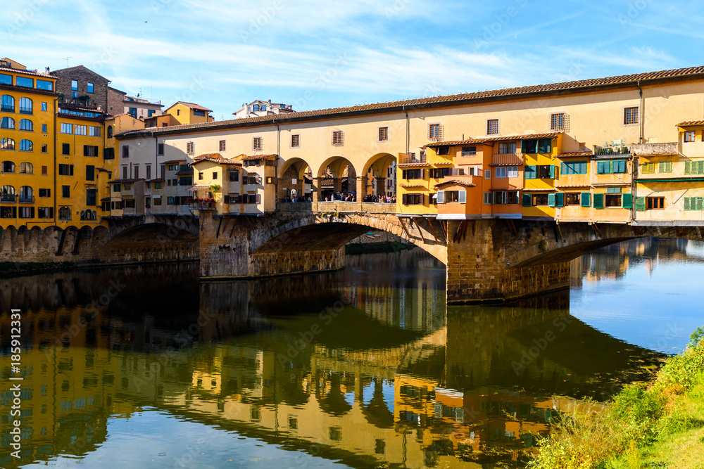 Obraz premium famous ponte vecchio bridge of florence on sunny day