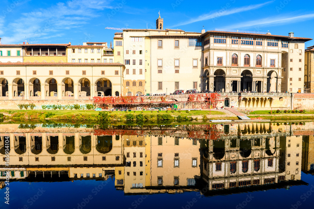 Vasari corridor and Ufizzi gallery over the Arno River, florence