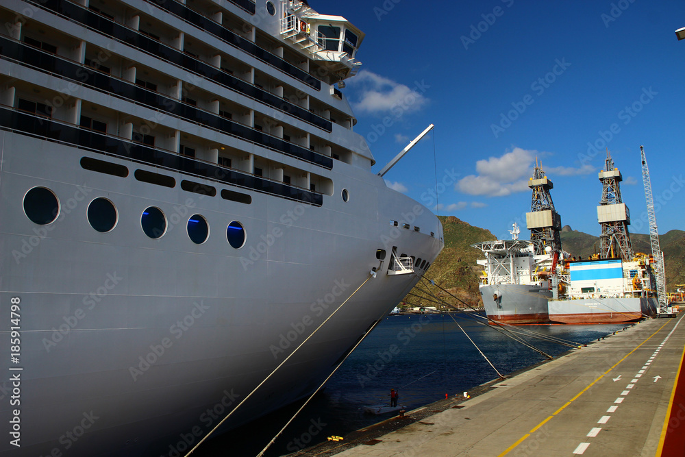 Naklejka premium paquebot à quai