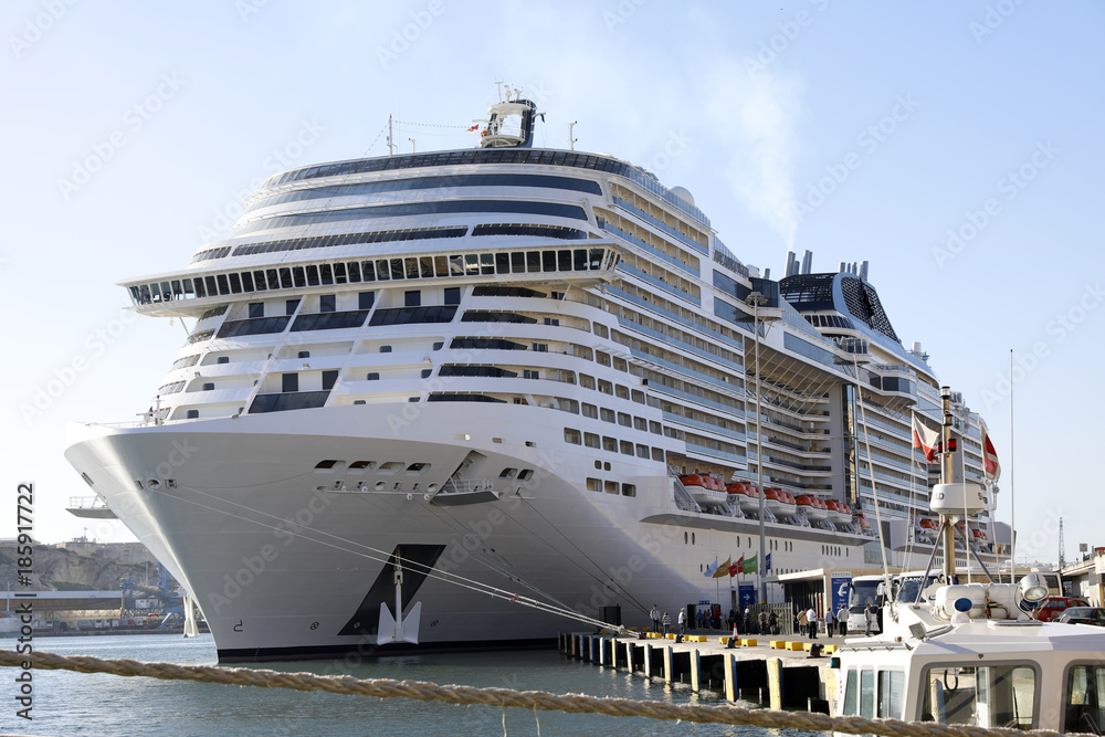 Kreuzfahrtschiff am Anleger vertäut Kreuzfahrtschiff am Anleger vertäut