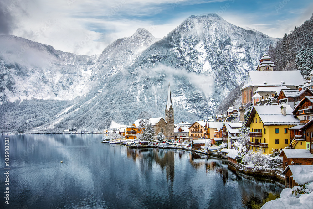 Fototapeta premium Blick auf das winterliche Hallstatt in den verschneiten Alpen von Österreich