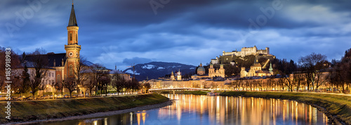 Salzburg in der Alpen von   sterreich an einem bew  lktem Winterabend