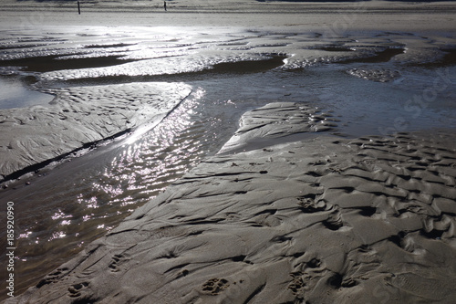 Strand mit Prielen w  hrend der Ebbe an der Nordsee