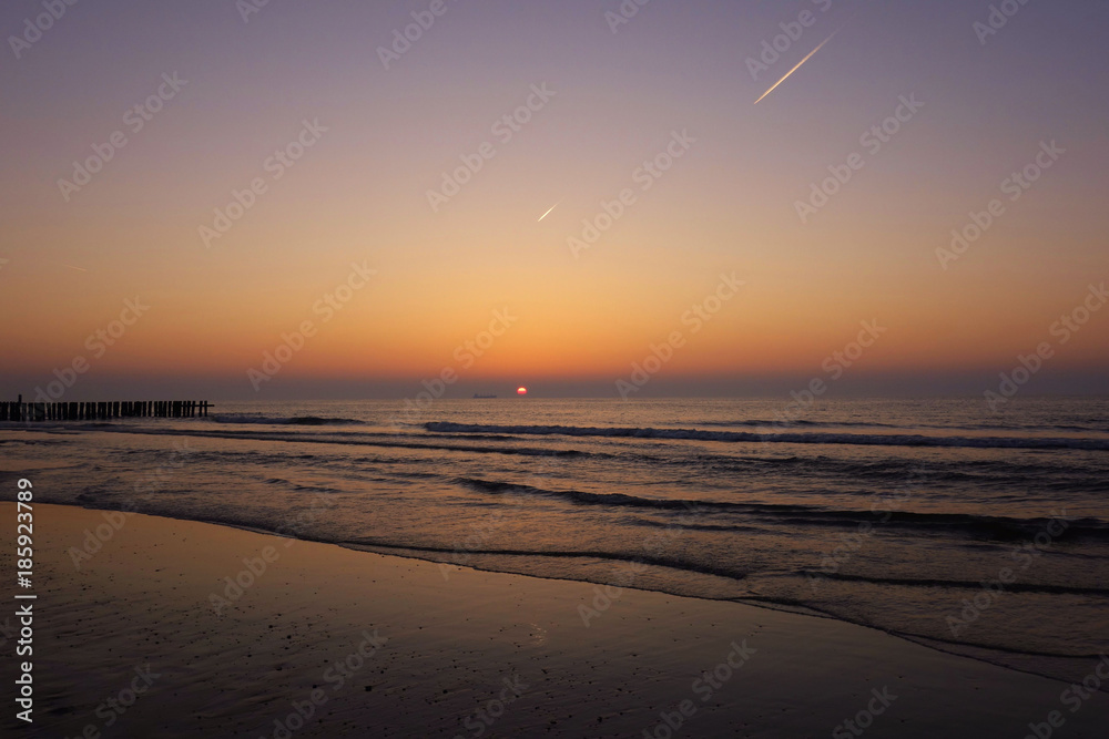 Sonnenuntergang an der Nordseeküste der Niederlande in Domburg.