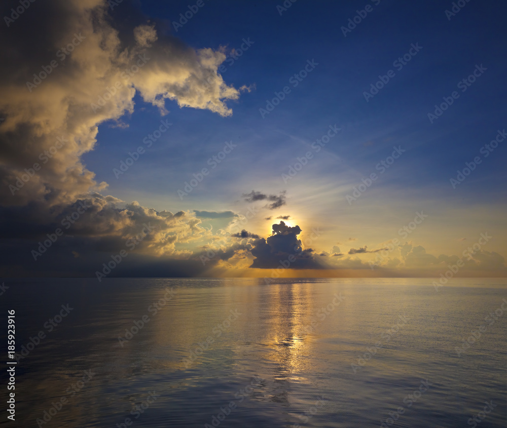 Schöner Sonnenuntergang auf den Malediven