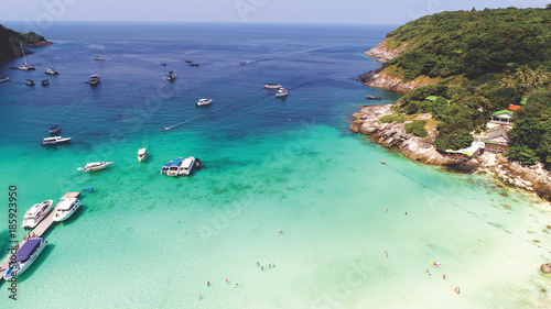 Luftaufnahme von der wunderschönen Insel Raya Island in Thailand