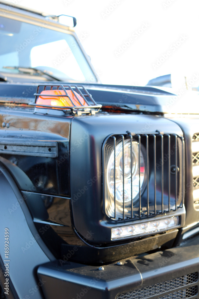 Fototapeta premium Luxus Geländewagen Scheinwerfer