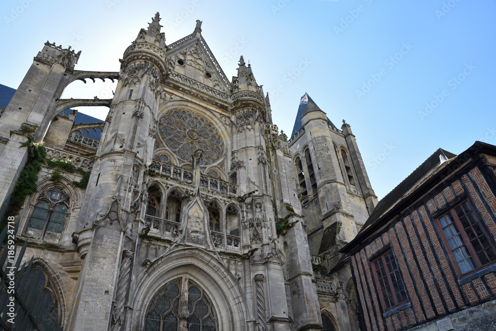 Portail nord de la cathédrale gothique de Senlis, France