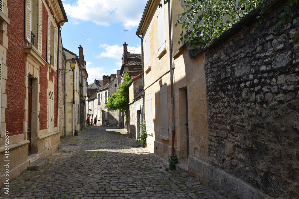 Rue médiévale pavée à Senlis, France