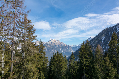 Italian mountain scenery on a sunny day © Tomas