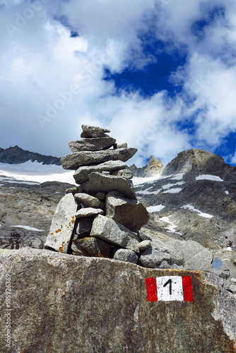 Wegzeichen an einem Wanderweg, Südtirol, Italien photo