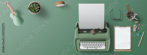 Scrivania con macchina per scrivere photo